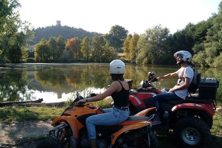 Famiglia con bambini durante il tour in quad sul Lago di Garda