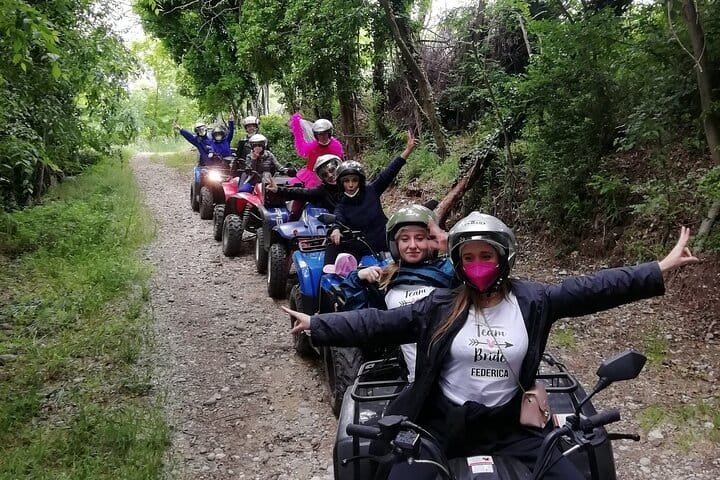 Guida quad esperta durante il tour sulle Colline Moreniche del Garda