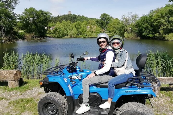 Gruppo in tour guidato in quad tra i borghi vicino al Lago di Garda