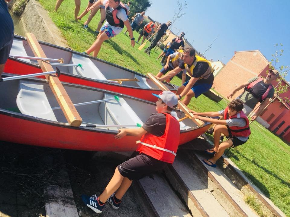 Bambini durante unattivita didattica allaperto sulle Colline Moreniche