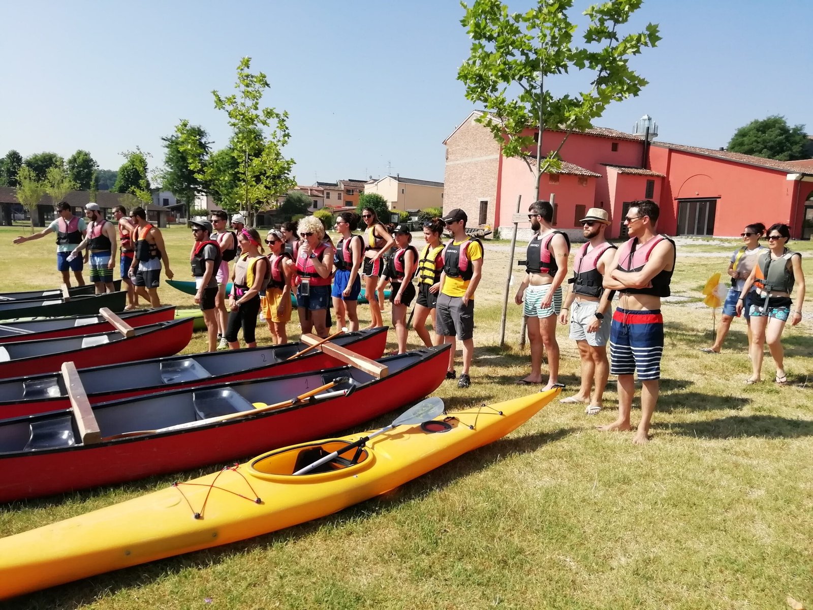 Classe durante la gita scolastica nella natura del Lago di Garda