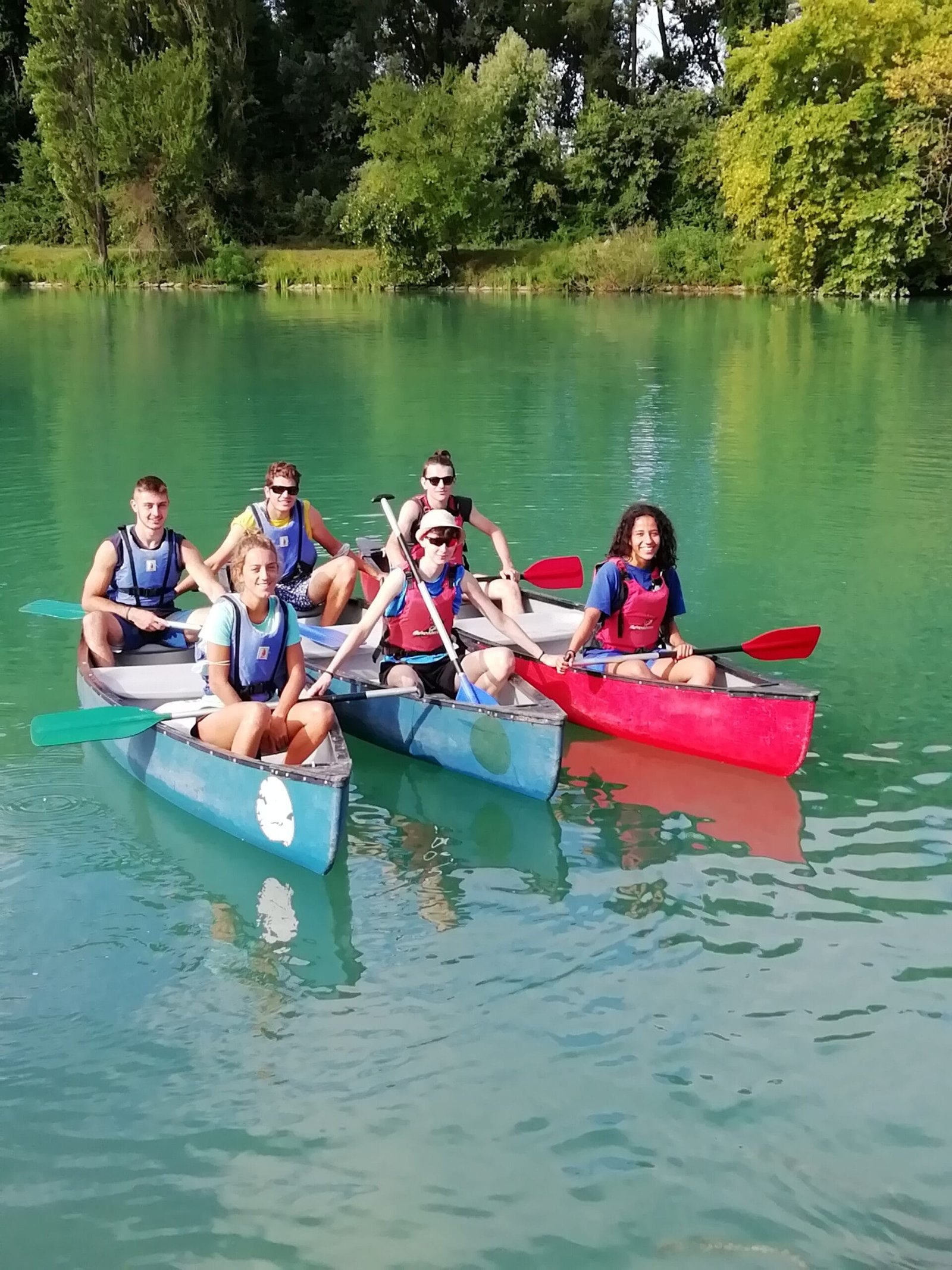 Gruppo scolastico durante unescursione educativa sul Garda