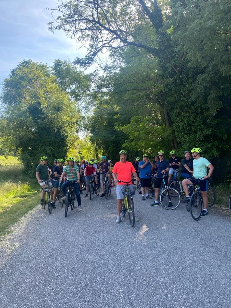 Gruppo in e-bike tra i panorami del Lago di Garda