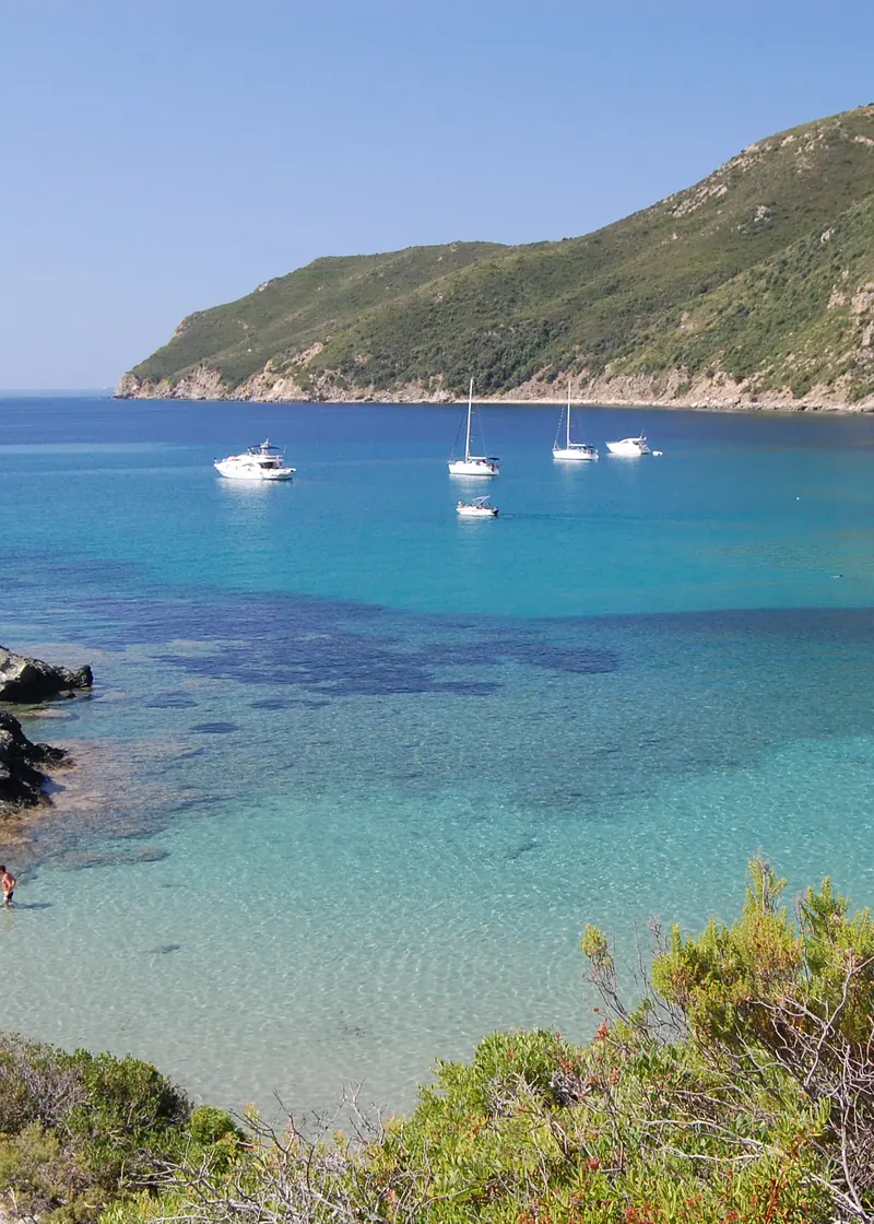 Una baia dell'Isola d'Elba tra macchia e mare