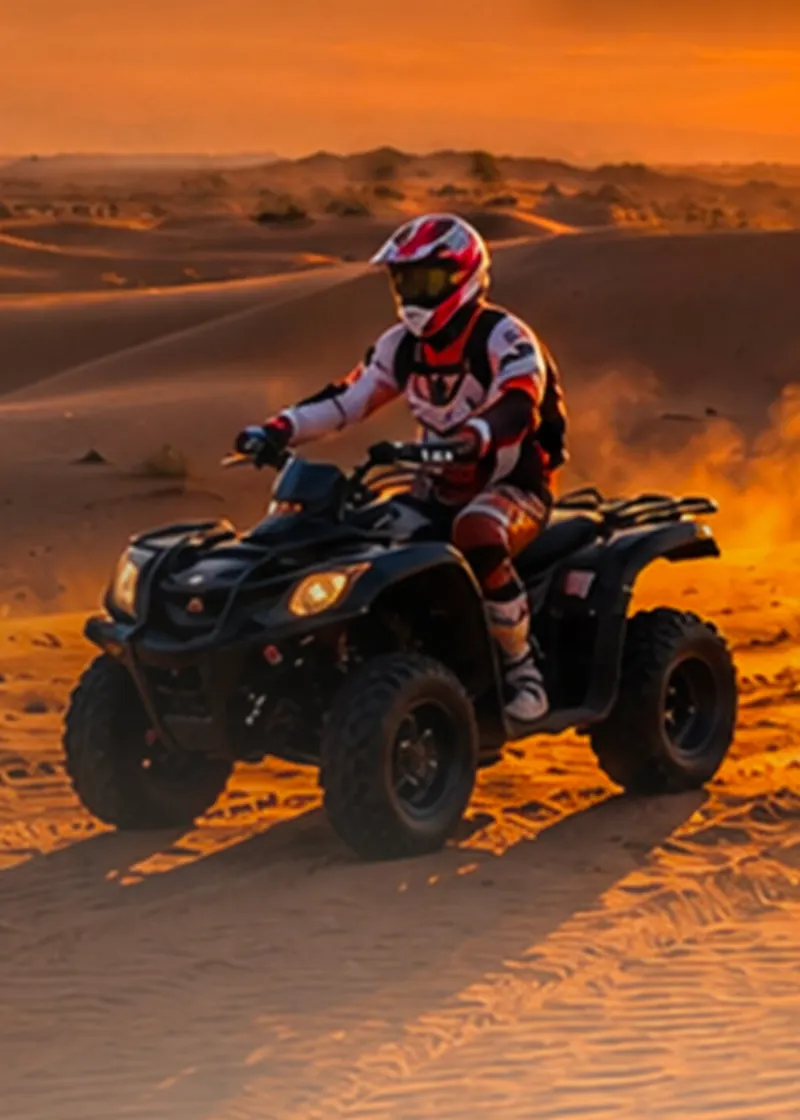 Quad in fila sulle dune del Sahara tunisino al tramonto