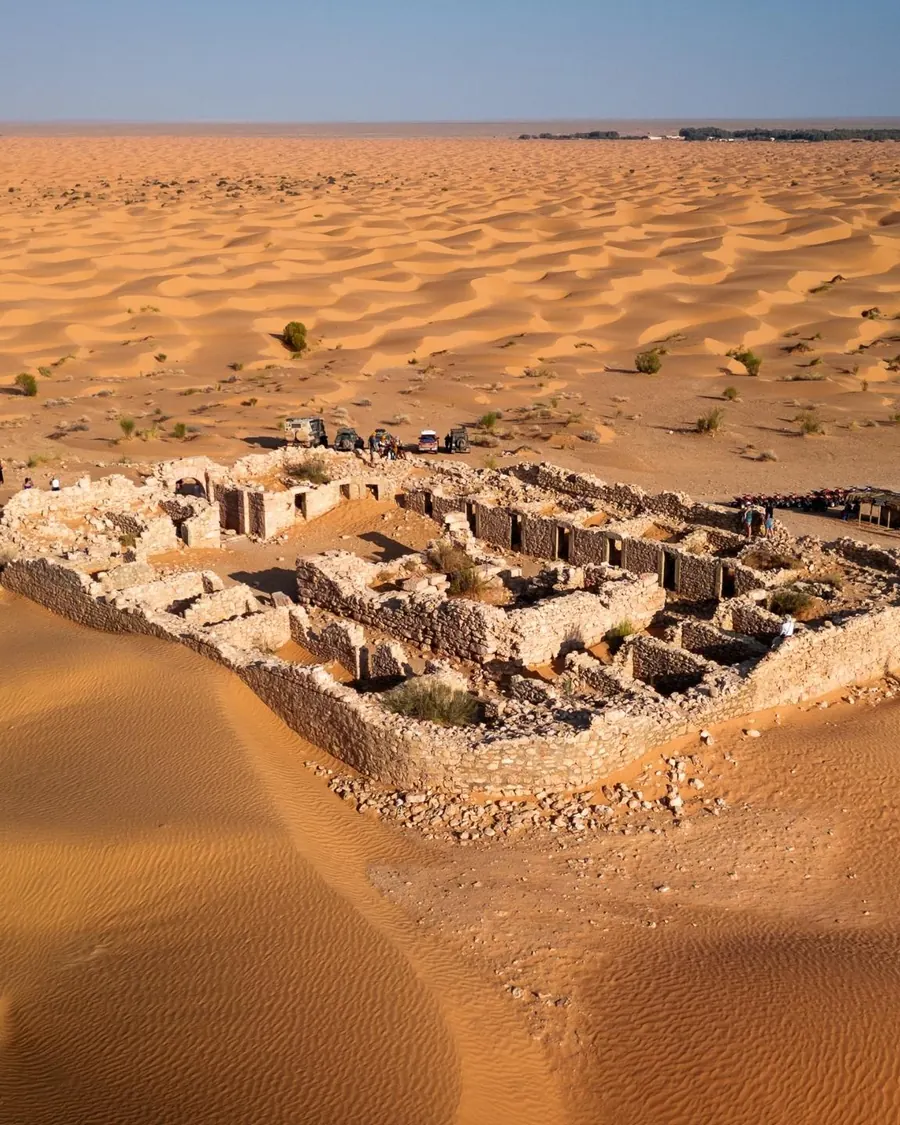 Il forte di Ksar Ghilane circondato dalle dune