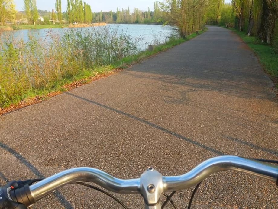 Guida e-bike durante il tour panoramico sul Lago di Garda