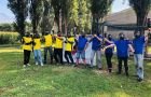 Giocatori con maschera e marcatore nella Paintball Arena sul Lago di Garda