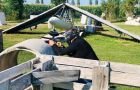 Giocatori strategicamente posizionati nellarena di paintball sul Garda
