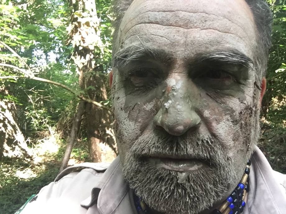 Istruttore survival durante il corso di sopravvivenza nel bosco sul Garda
