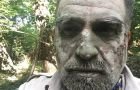 Istruttore survival durante il corso di sopravvivenza nel bosco sul Garda