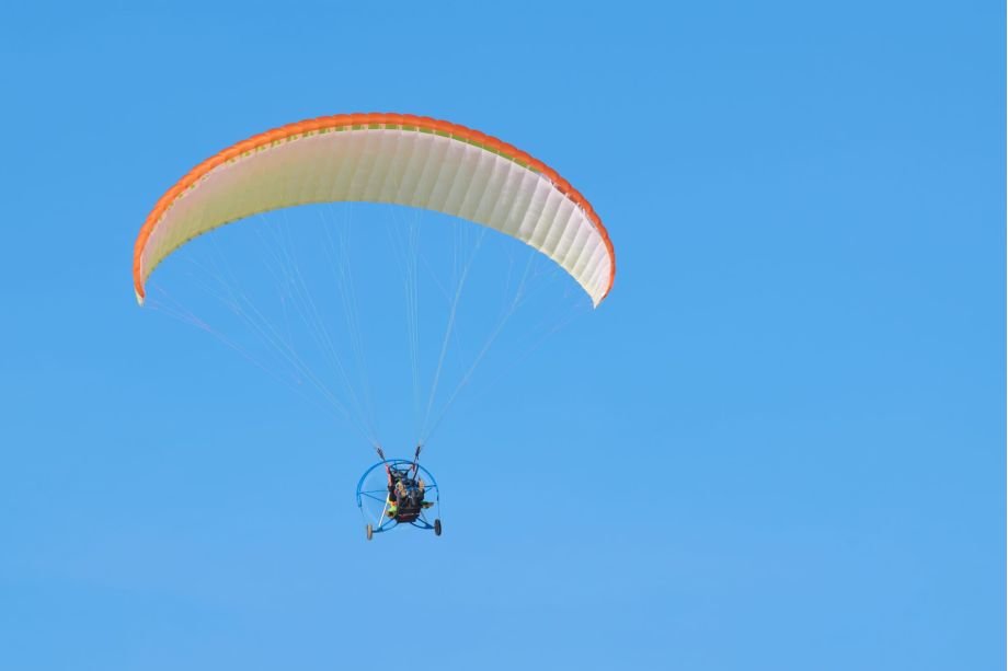Volo in paramotore panoramico sopra le Colline Moreniche del Garda