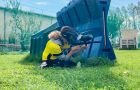 Gruppo di amici pronti per una partita di paintball sul Lago di Garda