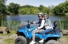 Gruppo in tour guidato in quad tra i borghi vicino al Lago di Garda