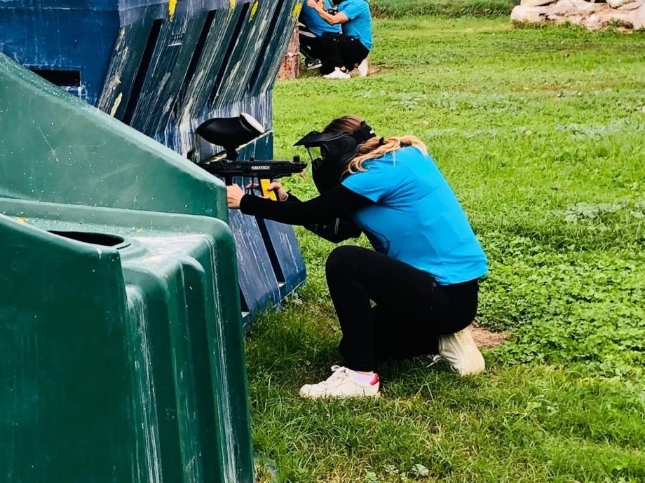 Squadra in azione durante una partita di paintball sul Garda