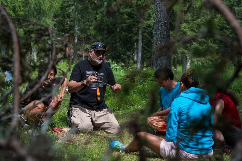 Corso di survival nel bosco vicino al Lago di Garda