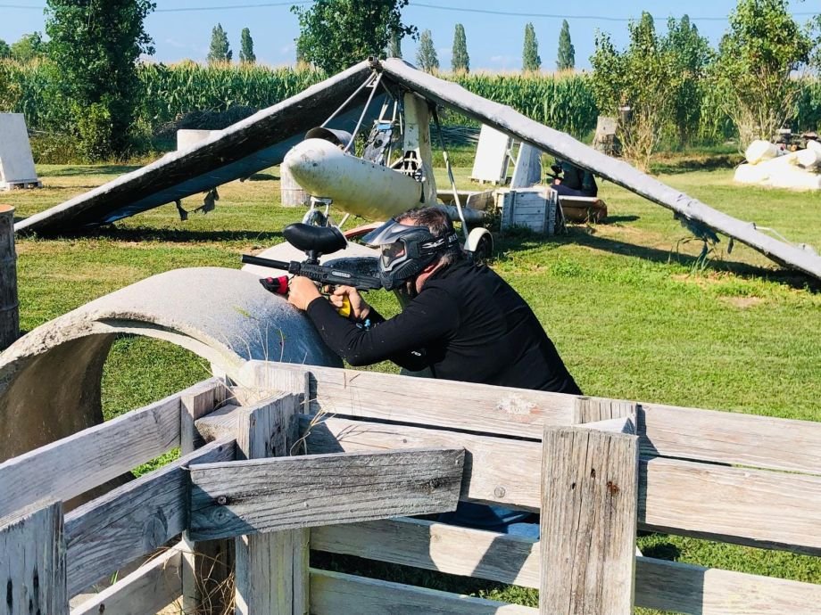 Giocatori strategicamente posizionati nellarena di paintball sul Garda