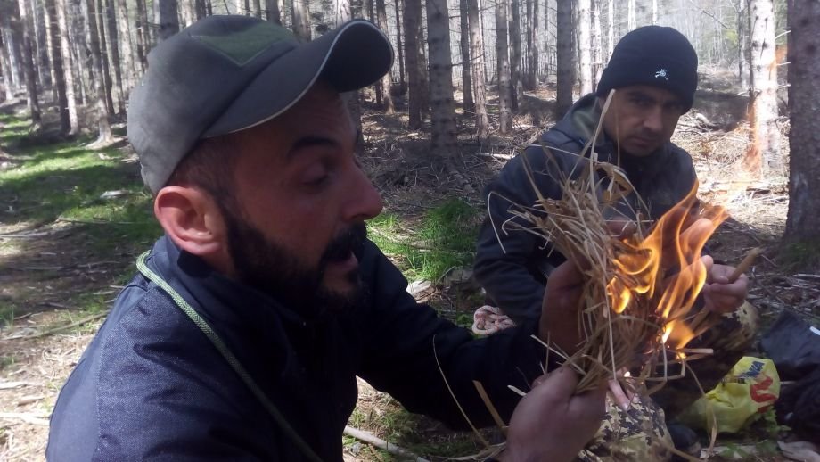 Accensione del fuoco senza accendino durante il corso survival sul Garda