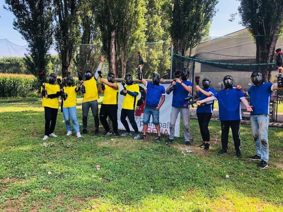 Giocatori con maschera e marcatore nella Paintball Arena sul Lago di Garda