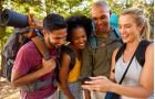 Gruppo di amici risolve un enigma durante Escape City vicino al Lago di Garda