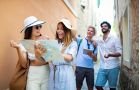 Amici con mappa alla ricerca degli indizi nel gioco Escape City sul Garda