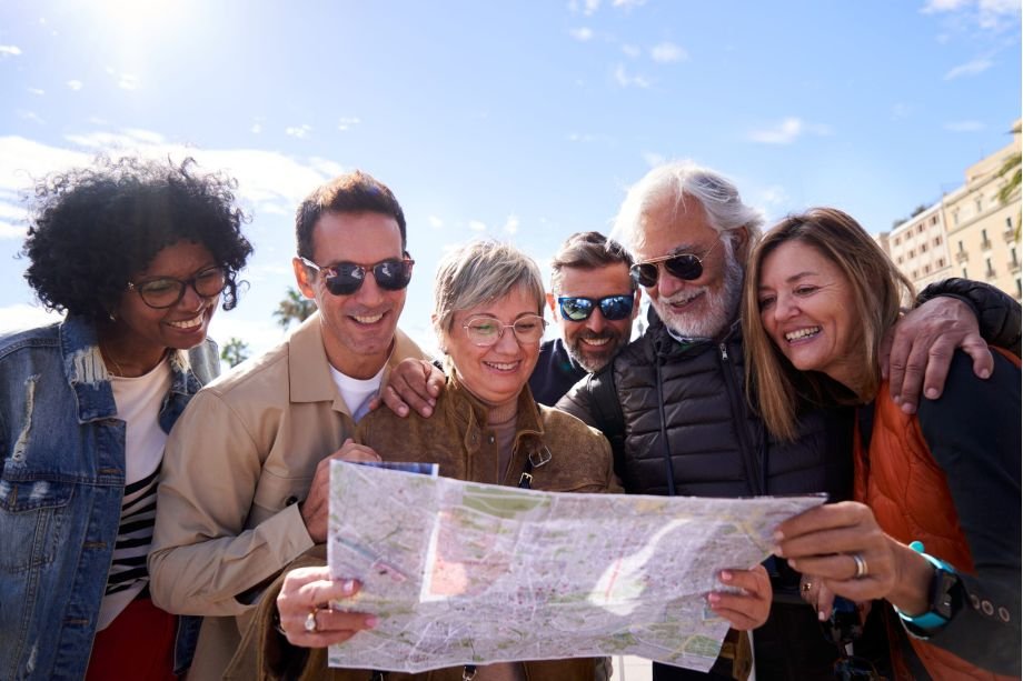 Gruppo adulto sorridente durante lavventura Escape City sul Garda