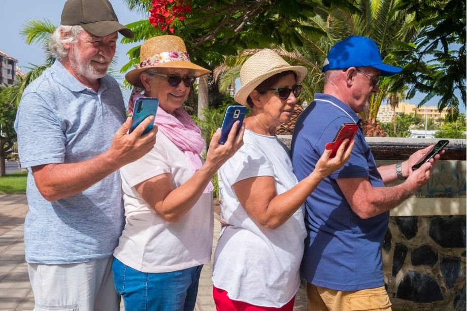 Partecipanti che seguono gli indizi dello smartphone durante Escape City