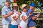 Partecipanti che seguono gli indizi dello smartphone durante Escape City