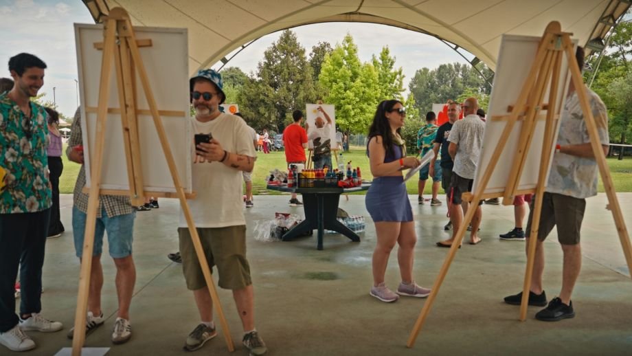 Gruppo aziendale durante una sfida di team building sul Lago di Garda