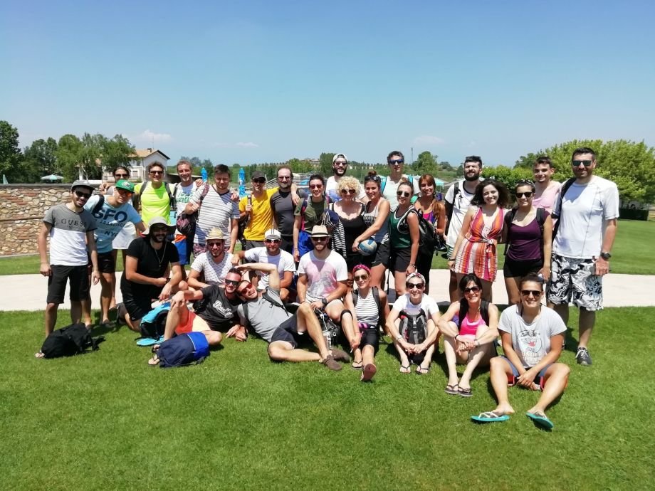 Gruppo aziendale durante unesperienza di team building sul Garda