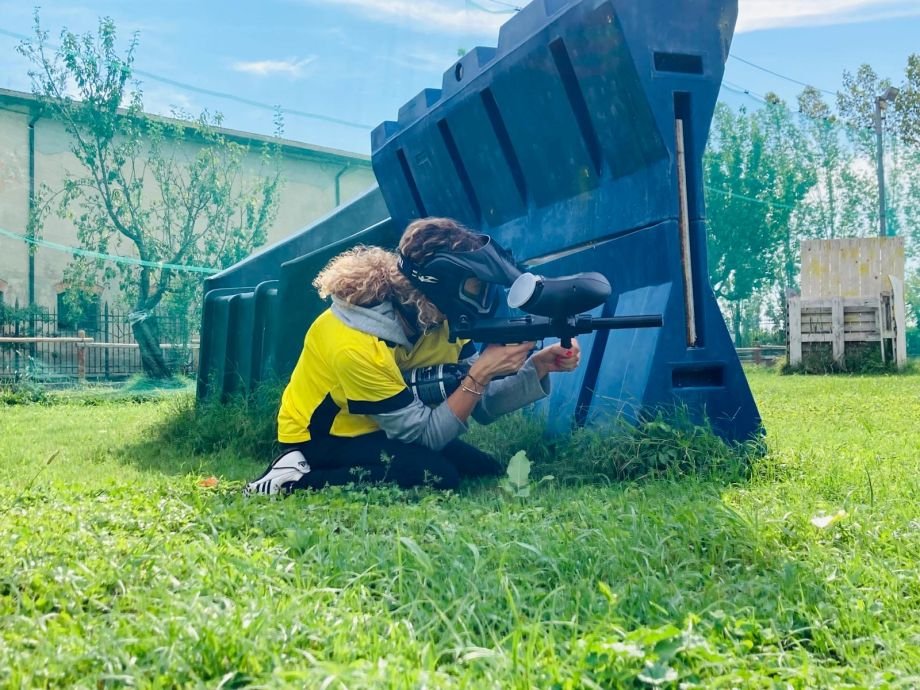 Gruppo di amici pronti per una partita di paintball sul Lago di Garda