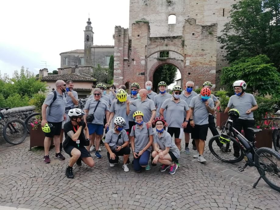 Gruppo in e-bike sui sentieri delle Colline Moreniche del Garda