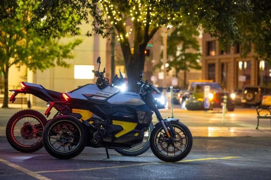 Scooter elettrico Can-Am per il noleggio sul Lago di Garda