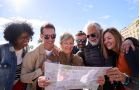 Gruppo adulto sorridente durante lavventura Escape City sul Garda